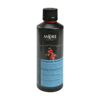 Schwarze Flasche 'MORE for fish' biologische Wasserbehandlung, mit einem Koi-Fisch-Design und blauer Etikette mit mehrsprachigem Text zur Anwendung.