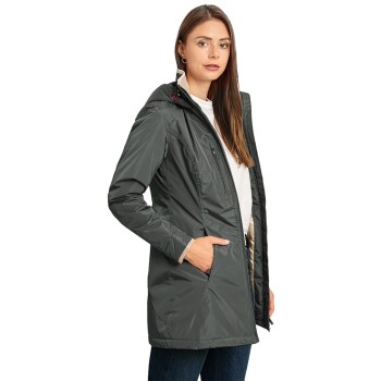 Eine Frau in einer stilvollen grauen Jacke mit Kapuze, die mit der Hand in der Tasche steht und einen modernen Outdoor-Look zeigt.