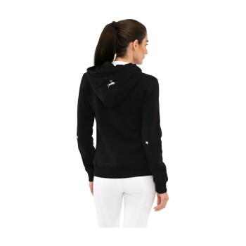 Eine Frau trägt einen schwarzen Hoodie mit einem Sternenmotiv auf den Ärmeln, von hinten betrachtet.