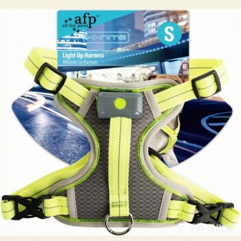 Neon-gelbes leuchtendes Hundegeschirr für kleine Hunde mit grauer gepolsterter Brust, vorderem LED-Modul und D-Ring; auf der Verpackung steht 'afp all for paws' und 'Light Up Harness.'