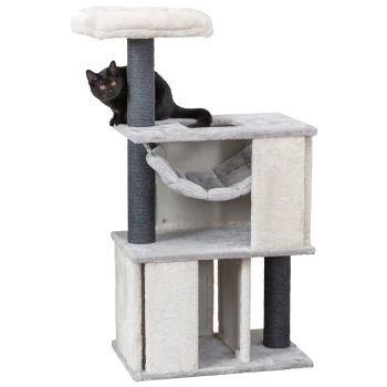 Eine schwarze Katze schaut aus einem mehrstöckigen Katzenbaum mit einem weichen, grauen und cremefarbenen Design, das eine Hängematte und Kratzpfosten enthält.