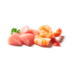 Rohe rosa Thunfischstücke und gekochte Garnelen mit Petersiliengarnitur auf weißem Hintergrund.