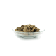 Ein Glasbehälter gefüllt mit kleinen, zylindrischen Haustierfutterpellets, die eine natürliche braune Farbe vor einem weißen Hintergrund zeigen.