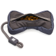 Knochenförmige graue Nylon-Leckerli-Tasche, offen mit sichtbarem Trockenfutter, mit angenähter Seilschlaufe und kleinem Stopper mit weißem Logo.