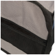 Nahaufnahme einer Haustiertrage mit einem grauen und schwarzen Design und einer Reißverschlusstasche, die strapazierfähigen Stoff und Mesh-Details zeigt.