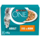 Emballage de nourriture pour chats Purina ONE présentant un chat gris, étiqueté "ADULT X12 mit Huhn," avec une assiette de morceaux de poulet à côté.