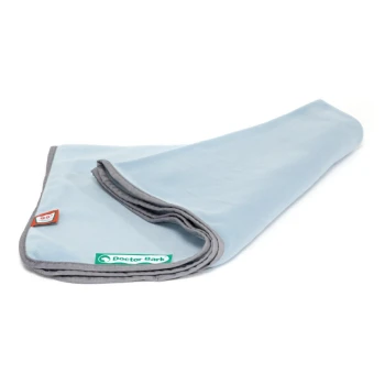 Helle blaue Haustierdecke mit grauem Rand, mit einem Doctor Bark-Logo-Tag.