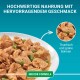 Hochwertige Katzennahrung mit Thunfisch und grünen Bohnen, präsentiert in einer weißen Schüssel, mit dem Text "Indoor Formula".