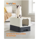 Eine flauschige grau-weiße Katze sitzt auf einer modernen Katzentoilette mit einer klaren Tür, beschriftet mit "Feandrea von SONGMICS HOME."