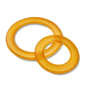 Zwei orange gerippte Gummiringe zum Apportieren, überlappend auf weißem Hintergrund