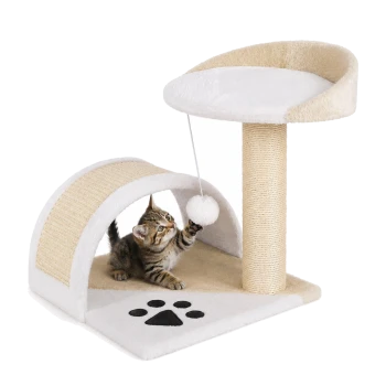 Katzenbaum mit einem gemütlichen Platz, einem Kratzbaum und einem hängenden Pom-Pom-Spielzeug, mit einem Pfotenabdruckdesign an der Basis.
