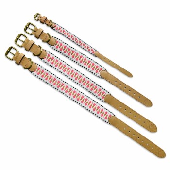 Vier bunte Tierhalsbänder mit einem pink-weißen Muster und hellbraunen Lederbändern, mit goldenen Schnallen.