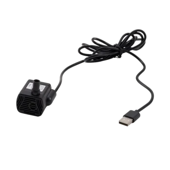 Eine kleine schwarze Wasserpumpe mit USB-Kabel, entworfen für Haustier-Aquarien oder Brunnen.