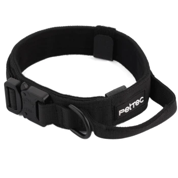 Schwarzes Haustierhalsband mit verstellbarem Riemen, mit einer Kunststoffschnalle und einem Metall-D-Ring, beschriftet "Petrec."