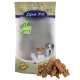 Lyra Pet Hundeleckerlipackung mit drei Hunden auf der Vorderseite, beschriftet mit "Lyra Nature Power," mit einem Haufen Leckerlis davor.