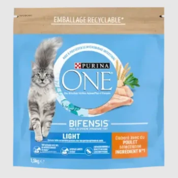 Emballage de nourriture pour chat Purina ONE Bifensis Light avec un chat tigré gris, avec des images de poulet et de céréales, taille 1,5 kg.
