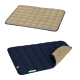 Zwei Haustiermatten werden angezeigt: eine beige gesteppte Matte oben und eine marineblaue Matte mit einer beigen Unterseite, mit einem 'Doctor Bank'-Label.