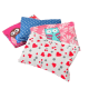 Vier bunte Haustierspielzeuge mit verschiedenen Mustern: pink mit Eulen, blau mit Punkten, pink floral und weiß mit roten Herzen.
