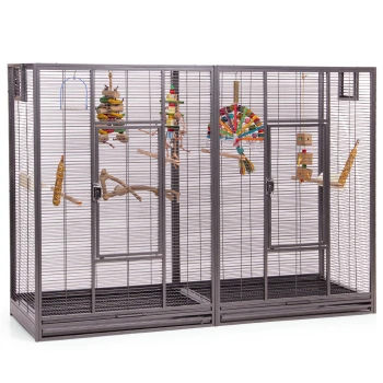 Voliere New Melbourne II Großer grauer Vogelkäfig mit zwei Abteilungen, mit bunten Spielzeugen, Sitzstangen und einer Tür in der Mitte.