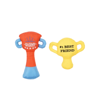Zwei Plüsch-Trophäen-Hundespielzeuge: links rot und blau mit der Aufschrift „GHAMP“; rechts gelb mit der Aufschrift „#1 BEST FRIEND“.