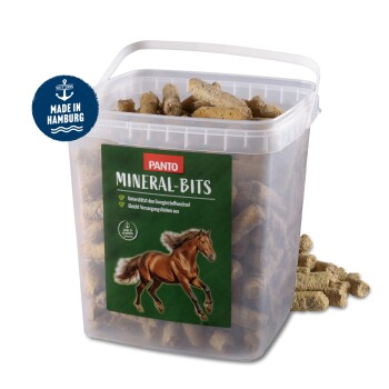 Plastikeimer mit Panto Mineral-Bits Pferdeergänzungsmitteln mit Bild eines galoppierenden Pferdes und „Made in Hamburg“-Abzeichen.