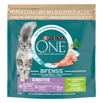 BIFENSIS Sensitive Truthahn und Reis 1.5 kg Verpackung von Purina ONE Bifensis Sensitive Katzenfutter mit einer grauen Katze, die "Sichtbare Gesundheit für heute und morgen" und "Truthahn #1 Zutat" zeigt.