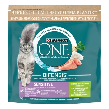 Verpackung von Purina ONE Bifensis Sensitive Katzenfutter mit einer grauen Katze, die "Sichtbare Gesundheit für heute und morgen" und "Truthahn #1 Zutat" zeigt.