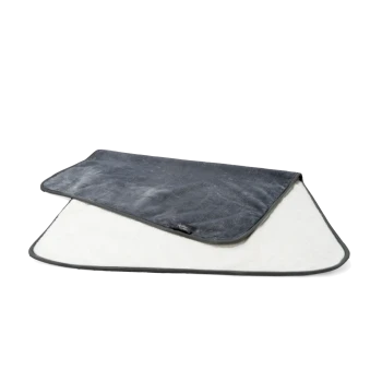 Wendbare Haustierdecke mit weichen grauen und weißen Fleece-Seiten, mit einem kleinen schwarzen Etikett.