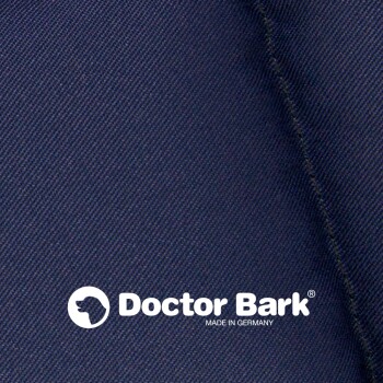 Logo von Doctor Bark, einer Marke für Haustierprodukte, auf einem strukturierten dunkelblauen Stoffhintergrund, mit dem Text "MADE IN GERMANY."
