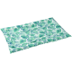 Ein Haustierbett mit einem lebhaften tropischen Blattmuster in Grüntönen auf einem weißen Hintergrund.