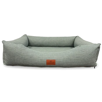 Hellgrünes, strukturiertes Hundebett mit erhöhten Polstern und Lederetikett mit der Aufschrift 'PETLIVING place to enjoy'.