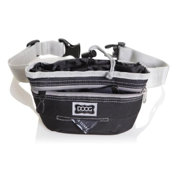 Schwarze Hundeleckerlitasche mit einem Reißverschlussfach und verstellbarem Gürtel, mit einem "DOOG"-Logo auf der Vorderseite.
