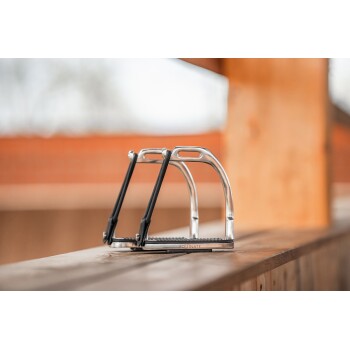 Metallene Reitsteigbügel mit schwarzen Gummigriffen, auf einer Holzoberfläche platziert, die den Markennamen 'EQUINATE' zeigt.