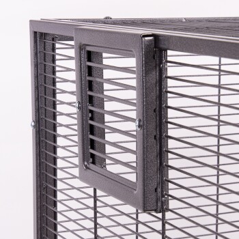 Nahaufnahme einer Metalltür eines Haustierkäfigs mit horizontalen Stangen und einem Riegel, der ein robustes Design für die Sicherheit von Haustieren zeigt.