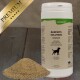 Behälter von Lecker.pet Barfer's Solution Complete Universal Nutrient Mix für Hunde mit einem Haufen der Mischung daneben.