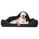 Ein großer weißer Hund, der bequem in einem schwarzen Haustierbett mit einem teilweise drapierten Bezug ruht, zeigt ein gemütliches Design.