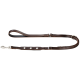 Braune Leder-Hundeleine mit drei dekorativen Kreuzdesigns und einem Metallclip zur Befestigung.