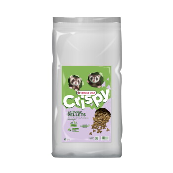 Weiße Tüte Versele-Laga „Crispy“ extrudierte Pellets für Frettchen, Etikett zeigt zwei Frettchenfotos und verschüttete Pellets.