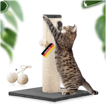 Getigerte Katze kratzt an einem beigen Sisal-Kratzpfosten mit einem "Made in Germany"-Etikett und zwei Seilbällen auf grauem Sockel.