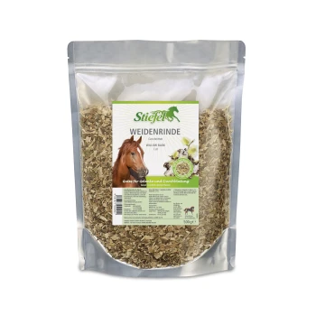Transparente Tüte mit geschnittenem Weidenrinde für Pferde, beschriftet mit "Stiefel WEIDENRINDE," mit einem Pferdebild und Vorteilen für die Gelenke.