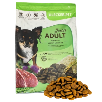 Hundefutterbeutel beschriftet mit "Josie's ADULT" mit einem Chihuahua-Bild, mit "Reich an Lamm und Reis", geeignet für allergieanfällige Hunde.