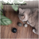 Graue Katze mit Filzspielbällen auf dem Holzboden; Überschrift 'Lautloser Spielspaß...' und schwarzer Ball mit Aufschrift 'LUCKI BALU'.