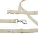 Beige Hundegeschirr- und Leinen-Set mit einem Metallclip, verstellbaren Riemen und umweltfreundlichen Etiketten.
