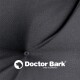 Nahaufnahme eines schwarzen Haustierbettstoffs mit einem Knopfdetail, das das Logo "Doctor Bark" und den Text "MADE IN GERMANY" zeigt.