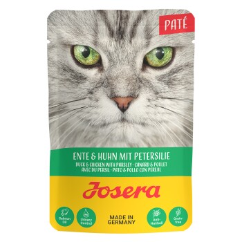 Beutel mit Josera Katzenfutter mit einer Nahaufnahme des Gesichts einer Katze, beschriftet mit "PATÉ" und "ENTE & HUHN MIT PETERSILIE" auf Deutsch.
