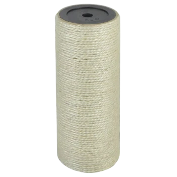 Eine Rolle aus natürlichem Sisal-Seil, fest gewickelt, mit einem schwarzen Kunststoffkern, geeignet für Haustierspielzeug oder Kratzbäume.
