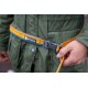 Eine Person passt einen bunten Ruffwear-Hundeleinen-Gürtel um ihre Taille an, mit orangefarbenen, blauen und grauen Riemen, während sie eine grüne Jacke trägt.