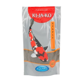 Verpackung für Premium-Koi-Futter mit einer bunten Koi-Fisch-Illustration, beschriftet mit "KI-JA-KO STAPLE", mit den Angaben "3mm" und "EINFACH ZU VERDAUEN".