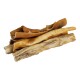Une pile de friandises naturelles pour chiens variées, y compris des os à mâcher et des bâtonnets de boeuf, présentée sur un fond blanc.