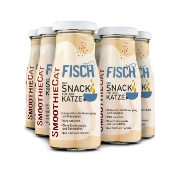 Sechs Glasflaschen mit "SmoothieCat" Fischsnacks für Katzen, mit Etiketten in deutscher Sprache, die über Unterstützung der Hydration und natürliche Zutaten informieren.